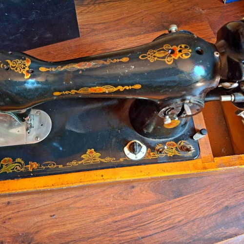 Podolsk 2M Soviet manual sewing machine used with case and key