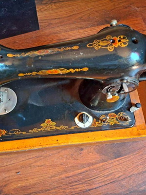 Podolsk 2M Soviet manual sewing machine used with case and key