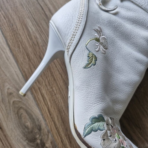 Dior boots SS 2005 like new, white with floral embroidery