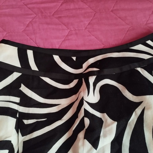 Ann Taylor arty skirt like new, black and white, size XL