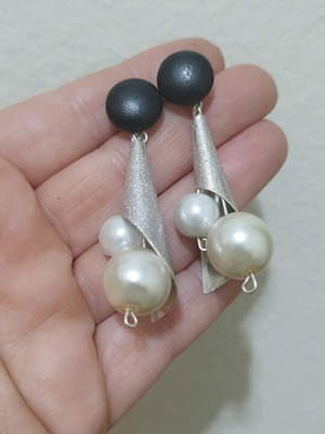Handmade earrings with pearls like new, black and beige