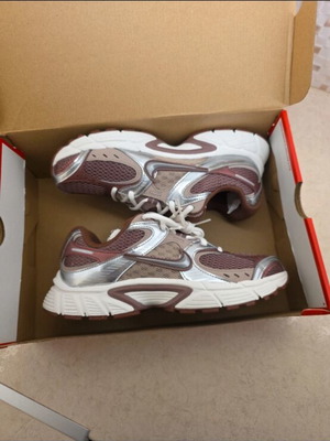 Nike athletic shoes size 39 new, narrow fit, brown and pink