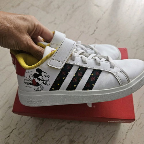 Αθλητικά Adidas σαν καινούργιο, άσπρα, με Mickey Mouse, νούμερα 31-32