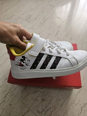 Αθλητικά Adidas σαν καινούργιο, άσπρα, με Mickey Mouse, νούμερα 31-32