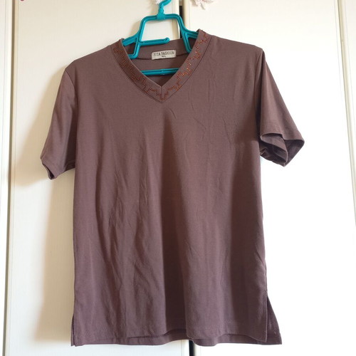 Brown short-sleeve blouse with V and rhinestones like new, sizes M and L