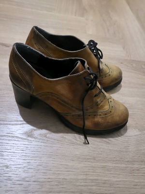 Women’s Oxford shoes used, size 39, tan color