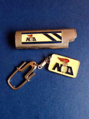 Vintage Set Νέα Δημοκρατία (80s) σαν καινούργιο, μπρελόκ Μητσοτάκη και μεταλλική θήκη αναπτήρα