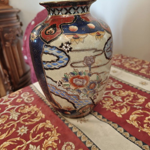 Porcelain Chinese Vase new, handpainted, traditional style