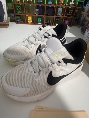 Nike Star Runner 4 αθλητικά σαν καινούργιο, μέγεθος 31, άσπρα
