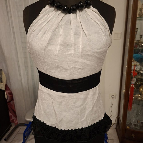 Jennifer Lopez JLO black and white top, size M-L