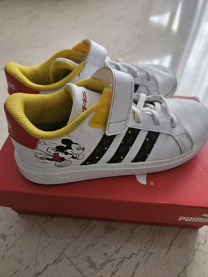 Adidas sports shoes like new, white, with Mickey Mouse, sizes 31-32