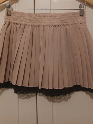 Attrattivo mini skirt like new, dusty pink, size Small with lace