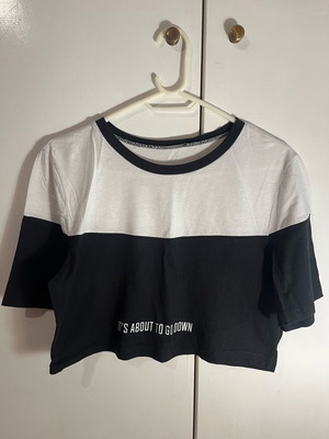 Women's crop t-shirt used, black and white, size S