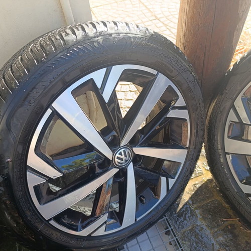 Volkswagen Polo Highline genuine wheel tires like new