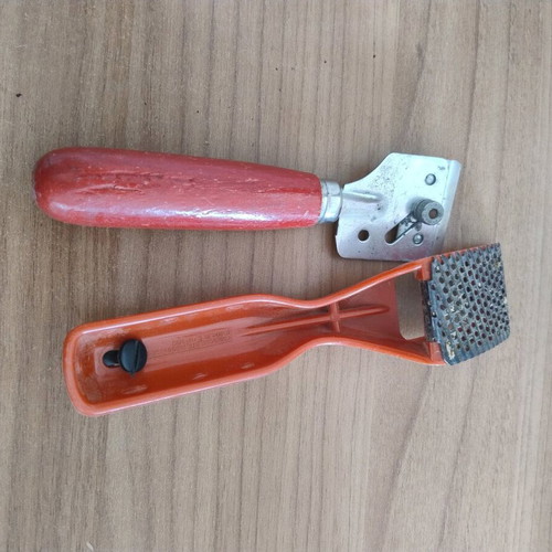 Carpentry tools set of 2 pieces used