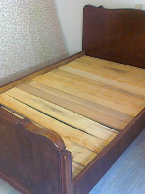 Κρεβάτι από καρυδιά μεταχειρισμένο 125εκ πλάτος 2μ μήκος με σανίδες και πλέγμα