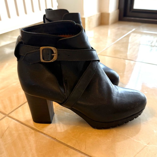 Mille Luci women's leather ankle boots size 40 like new black