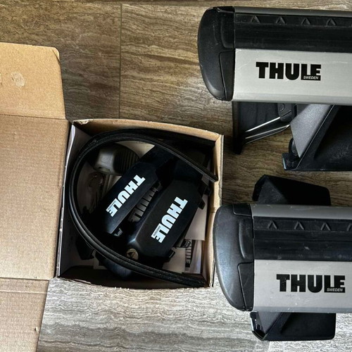 Thule WingBar Evo 135cm roof bars set with bases and Nissan Qashqai kit like new