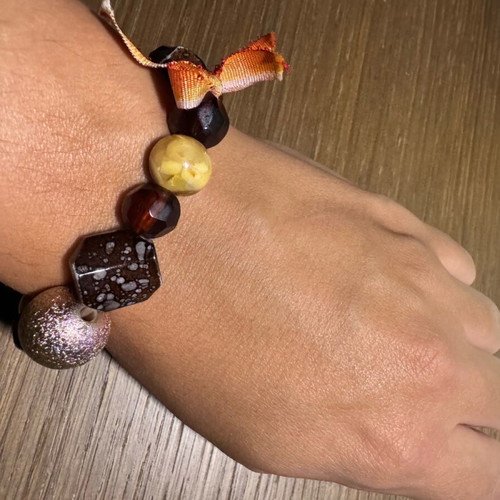 Elastic bracelet like new with stones in various sizes and colors