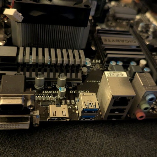 Gigabyte GA-78LMT-USB3 rev 5 with AMD FX 3.6GHz and 8GB RAM used