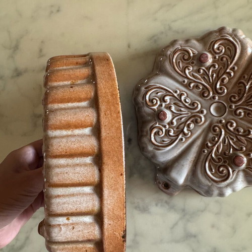 Set of 2 ceramic kitchen baking molds like new
