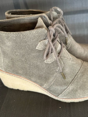 Toms suede boots like new, soft olive color, size 41