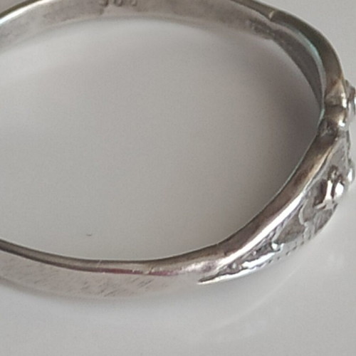 Vintage thin silver ring like new with embossed design