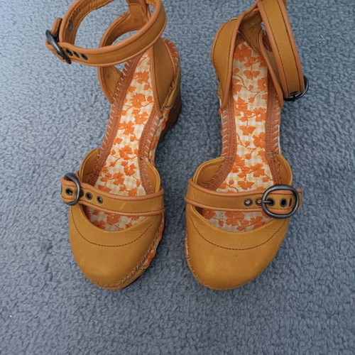 Spanish leather sandals size 39 like new, green and yellow