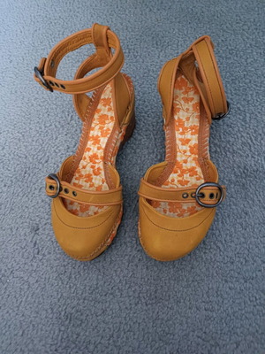 Spanish leather sandals size 39 like new, green and yellow