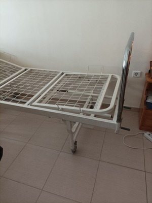 Hospital Bed with Air Mattress like new, manual adjustment