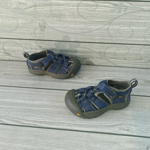 Keen sandals size 21.5, toddler shoes