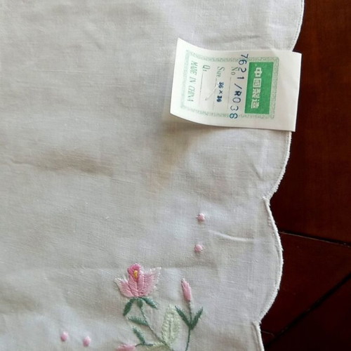 Embroidered decorative tablecloth 80x84 cm with embossed flowers