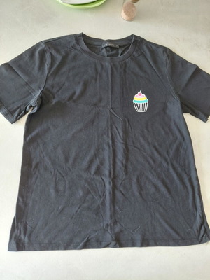 T shirt LC Waikiki black cotton with cupcake print like new, size L