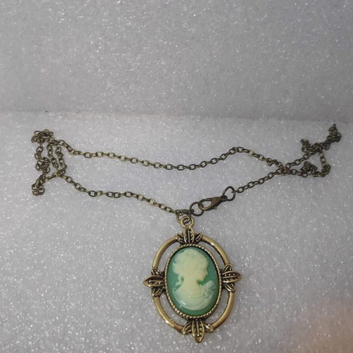 Vintage Cameo Pendant Necklace mint green, like new