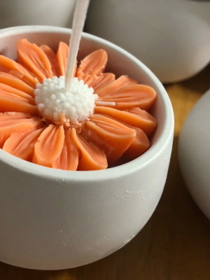 Bomboniere made of plaster and candle with daisy candle, new