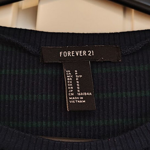 Forever 21 short-sleeve blouse like new, size S, black and green