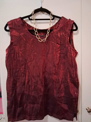 Sleeveless metallic burgundy top like new, synthetic chiffon
