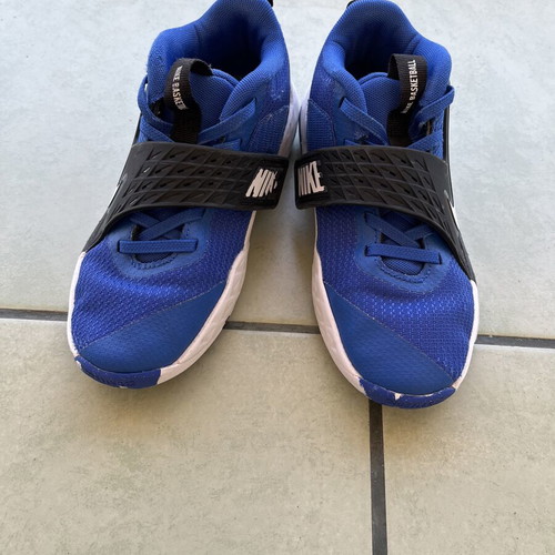 Nike Team Hustle D 12 basketball shoes used, size 33, blue