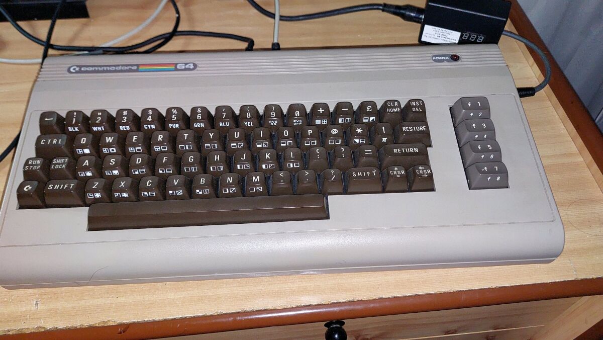 Commodore 64 c64 like new, with floppy… - € 150,00 - Vendora.cy