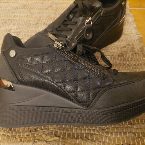 Xti women's sneakers quilted with zipper and metal details, like new