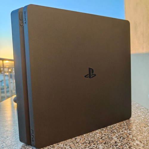 Sony PS4 Slim 500GB κονσόλα με 2 χειριστήρια και NBA 2K19, FIFA 19