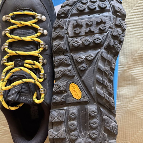 Hoka U Tor Summit sneakers size 42 like new, black with Vibram sole