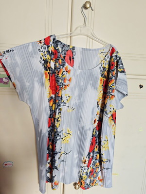 Short-sleeve blouse like new, multicolor, ideal for summer