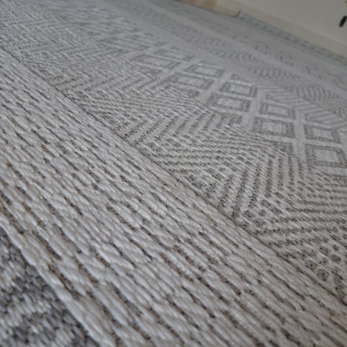 Straw rug used, gray and white, 1.60x2.30 m