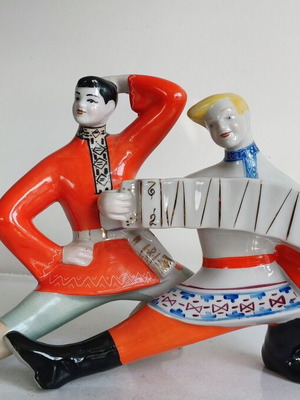 Porcelain handpainted statue of two dancers with accordion, like new