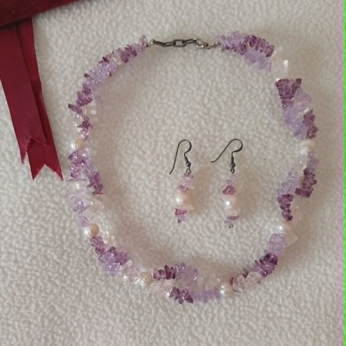 Jewelry set with lilac and white beads like new, velvet case
