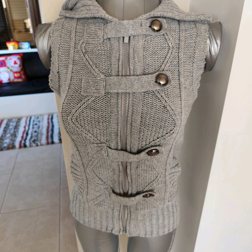 Stradivarius gray knitted sleeveless vest used, size M