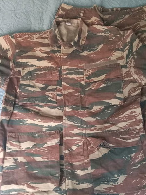 Στρατιωτική φόρμα παραλλαγής σετ μέγεθος XL like new με 2 κοντομάνικα μπλουζάκια