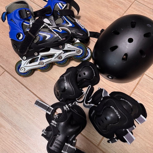 Roller skates set with protective gear like new, kids size xs 29-32