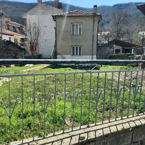 Land with old two-story house 500 sqm in Florina city